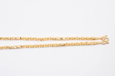 Beyaz arkaplanda izole edilmiş altın zincir kolye.