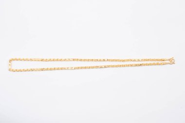 Beyaz arkaplanda izole edilmiş altın zincir kolye.