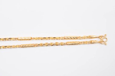 Beyaz arkaplanda izole edilmiş altın zincir kolye.