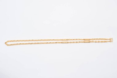 Beyaz arkaplanda izole edilmiş altın zincir kolye.