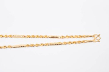 Beyaz arkaplanda izole edilmiş altın zincir kolye.