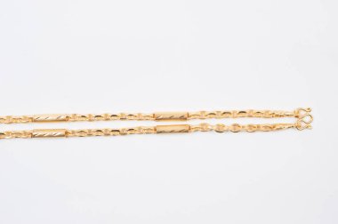 Beyaz arkaplanda izole edilmiş altın zincir kolye.