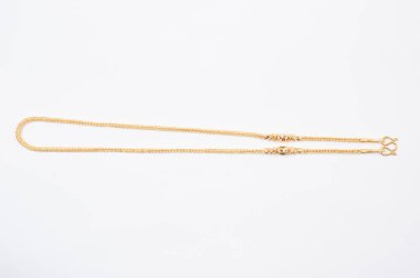 Beyaz arkaplanda izole edilmiş altın zincir kolye.