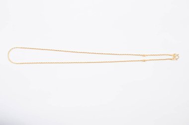 Beyaz arkaplanda izole edilmiş altın zincir kolye.