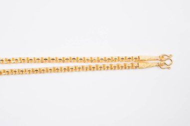 Beyaz arkaplanda izole edilmiş altın zincir kolye.