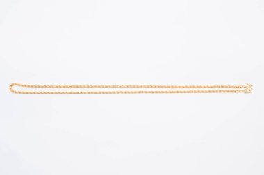 Beyaz arkaplanda izole edilmiş altın zincir kolye.