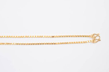 Beyaz arkaplanda izole edilmiş altın zincir kolye.