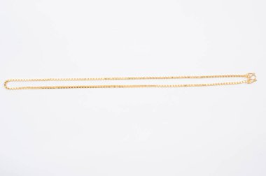 Beyaz arkaplanda izole edilmiş altın zincir kolye.