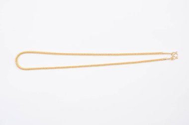 Beyaz arkaplanda izole edilmiş altın zincir kolye.