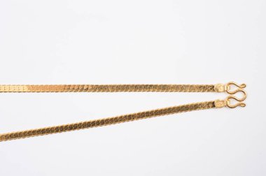 Beyaz arkaplanda izole edilmiş altın zincir kolye.