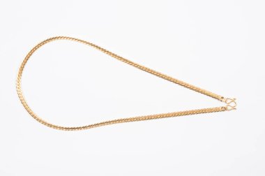 Beyaz arkaplanda izole edilmiş altın zincir kolye.