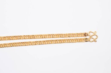 Beyaz arkaplanda izole edilmiş altın zincir kolye.