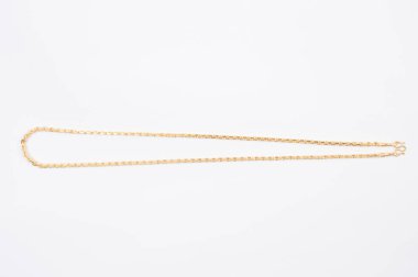 Beyaz arkaplanda izole edilmiş altın zincir kolye.