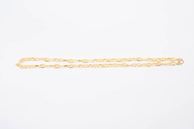 Beyaz arkaplanda izole edilmiş altın zincir kolye.