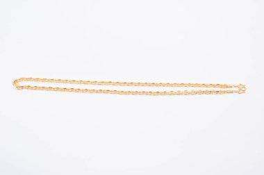 Beyaz arkaplanda izole edilmiş altın zincir kolye.