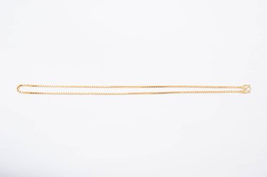 Beyaz arkaplanda izole edilmiş altın zincir kolye.