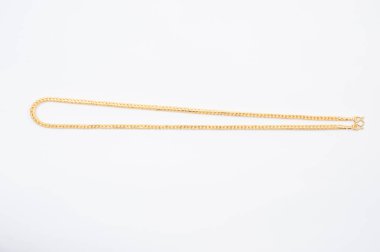 Beyaz arkaplanda izole edilmiş altın zincir kolye.