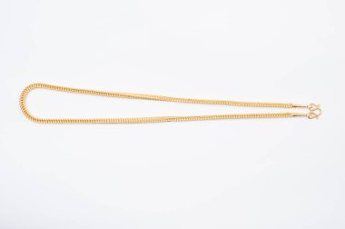 Beyaz arkaplanda izole edilmiş altın zincir kolye.