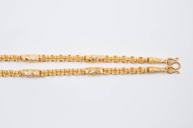 Beyaz arkaplanda izole edilmiş altın zincir kolye.