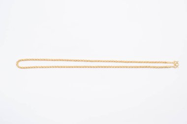 Beyaz arkaplanda izole edilmiş altın zincir kolye.