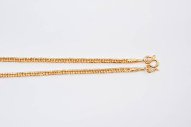 Beyaz arkaplanda izole edilmiş altın zincir kolye.