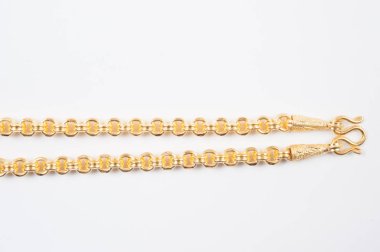 Beyaz arkaplanda izole edilmiş altın zincir kolye.