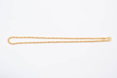 Beyaz arkaplanda izole edilmiş altın zincir kolye.