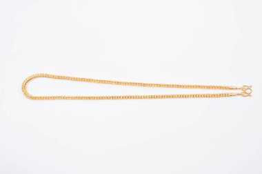 Beyaz arkaplanda izole edilmiş altın zincir kolye.