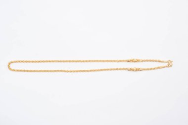 Beyaz arkaplanda izole edilmiş altın zincir kolye.