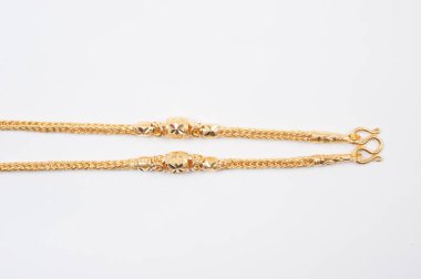 Beyaz arkaplanda izole edilmiş altın zincir kolye.