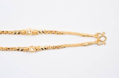 Beyaz arkaplanda izole edilmiş altın zincir kolye.