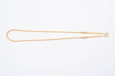 Beyaz arkaplanda izole edilmiş altın zincir kolye.