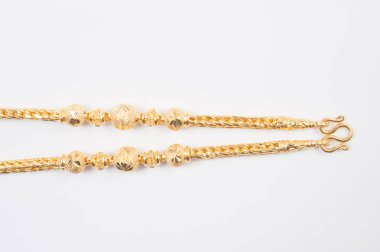 Beyaz arkaplanda izole edilmiş altın zincir kolye.