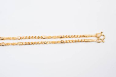 Beyaz arkaplanda izole edilmiş altın zincir kolye.