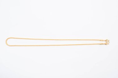 Beyaz arkaplanda izole edilmiş altın zincir kolye.