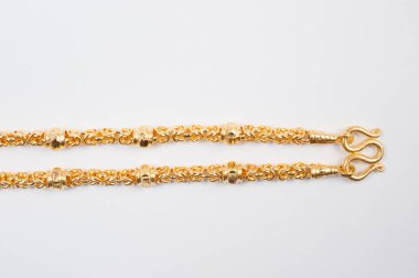 Beyaz arkaplanda izole edilmiş altın zincir kolye.