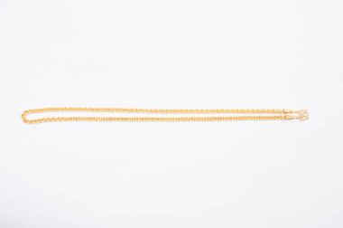 Beyaz arkaplanda izole edilmiş altın zincir kolye.