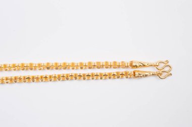 Beyaz arkaplanda izole edilmiş altın zincir kolye.