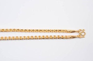 Beyaz arkaplanda izole edilmiş altın zincir kolye.