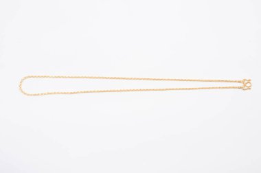 Beyaz arkaplanda izole edilmiş altın zincir kolye.