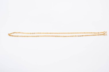 Beyaz arkaplanda izole edilmiş altın zincir kolye.