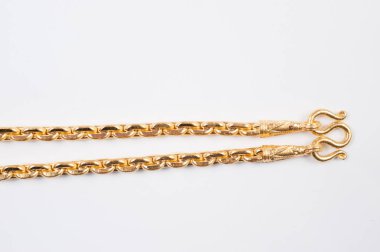 Beyaz arkaplanda izole edilmiş altın zincir kolye.