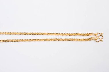 Beyaz arkaplanda izole edilmiş altın zincir kolye.