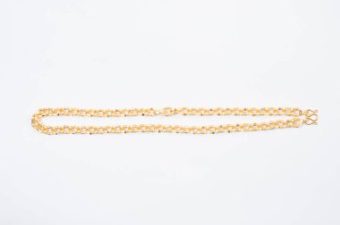 Beyaz arkaplanda izole edilmiş altın zincir kolye.