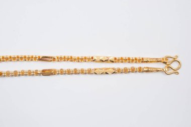 Beyaz arkaplanda izole edilmiş altın zincir kolye.