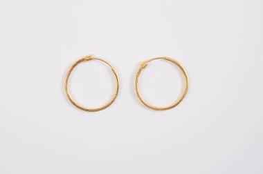  Beyaz arka planda loop altın küpe 