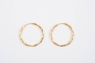  Beyaz arka planda loop altın küpe 