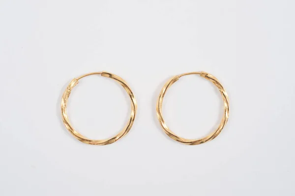  Beyaz arka planda loop altın küpe 