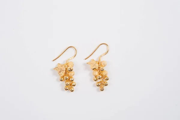 黄金のイヤリング 小さなサイズの花の形 ジュエリー — ストック写真