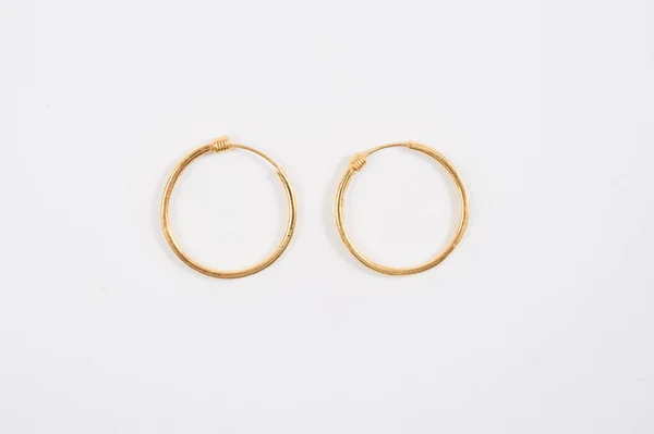  Beyaz arka planda loop altın küpe 